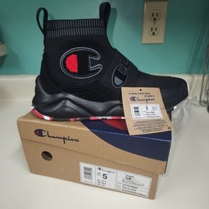Champion RALLY PRO Boys Size 5 – Black/Scarlet/Multi (CP101680Y)